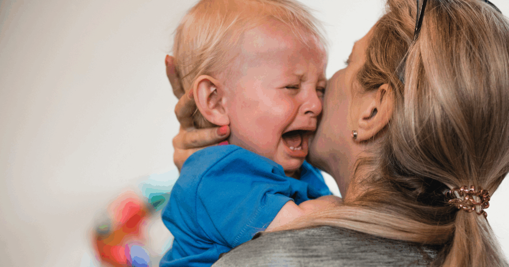 Mon enfant pleure quand je le dépose à l’école : culpabilité, angoisse de séparation, cerveau de l’enfant… Découvrez pourquoi les pleurs sont normaux et comment les accompagner